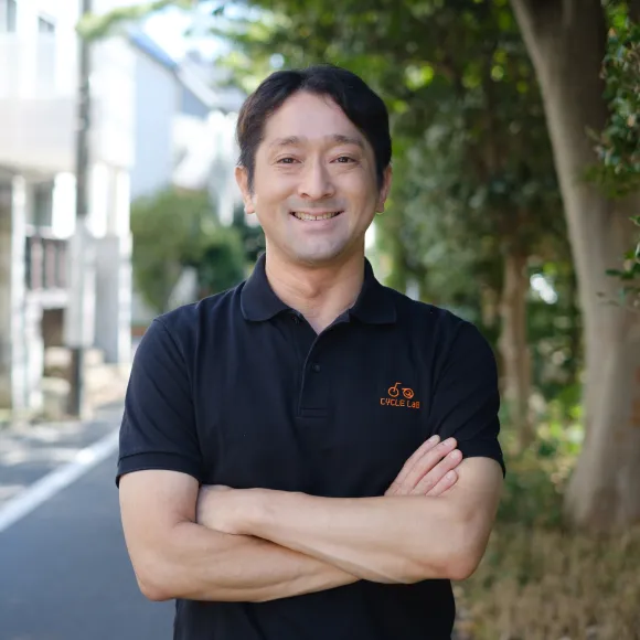 腕を組んで笑顔を見せるスタッフ