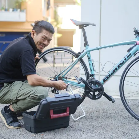 自転車を整備しているスタッフの様子
