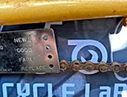 チェーンチェッカーで自転車のチェーンの摩耗度を測定している様子