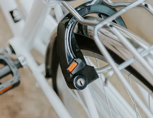自転車のフレームと荷台に取り付けられた黒いリング錠