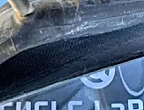 タイヤチューブに白いマークがある状態の確認